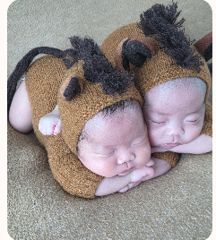 곰돌이 옷을 입고 함께 잠든 쌍둥이